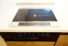 火事の心配が少なくなる、3口ＩＨコンロ。お掃除も拭き取るだけで楽々です＾＾