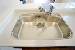 広々としたステンレスシンクには、洗剤やスポンジを収納出来るラック付き。広さも確保しているので、大きなお鍋も洗いやすいです。