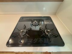 複数の調理を一度に行うことができる3口コンロ。効率よくお料理が出来ます。毎日のお料理も楽しくなりますね＾＾