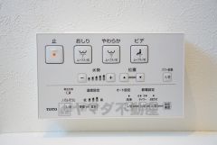 同仕様写真。温水、暖房、ウォシュレット付の高機能トイレです。