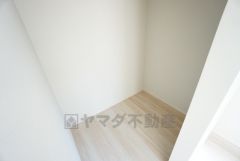 収納力豊富なウォークインクローゼット。洋服や小物などを1箇所にまとめて美しい収納を実現します。スーツケースのような大型の荷物も置けます＾＾