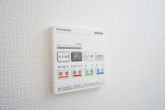 浴室暖房乾燥機付き。天候に左右されず、いつでも好きなときに洗濯物を干せるので、仕事や家事で忙しい方に重宝します。