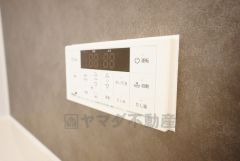 湯量・湯温の設定、そして保温までワンタッチのフルオートバス。便利な追い炊き機能付きです。