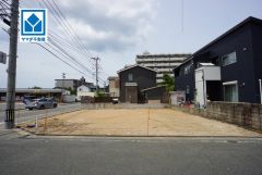 現地（2026年8月10日）撮影。風通しの良い角地＾＾新宮小学校徒歩8分、新宮中学校徒歩10分とお子様も無理なく通学できます＾＾
