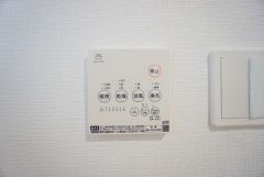 浴室暖房乾燥機付き＾＾梅雨の時期や花粉、PM2.5が酷いときなどの洗濯を干すのに重宝しそうですね＾＾