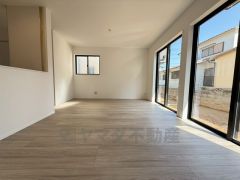 大きな窓のあるリビングは、陽光あふれる明るい空間です。居心地良く、ご家族皆がゆったり寛げる憩いの空間となりそうです。