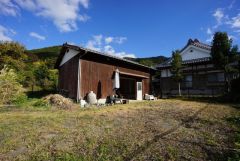 敷地奥には木造倉庫とゆったりとした庭が広がります。周大祐や作業スペースとして活躍する倉庫に加え、ガーデニングや家庭菜園など多彩な使い方がかなう空間です。