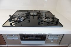 同仕様写真。複数の調理を一度に行うことができる3口コンロ。効率よくお料理が出来ます。毎日のお料理も楽しくなりますね＾＾