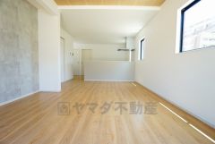 リビングは広々とした設計で、家族が集い、寛ぐ暮らしの空間を演出しています。思い思いの時間を過ごしたり、家族みんなで食事をしたり、素敵な団らんの場になりますね。