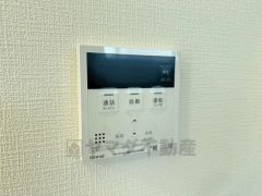 キッチン横からお湯張り、追い炊き、足し湯がボタン一つで楽々操作できる給湯機リモコンです。忙しい夕飯準備の時間帯に重宝しますね。