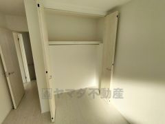 住む人のこだわりを活かす洋室。日当たりがよく、寝室としての利用もおすすめ。広めのクローゼットには荷物をすっきり片付けられ、ゆとりのある暮らしが出来ます＾＾