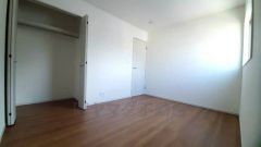 暖かい日差しが差し込む洋室。たっぷり収納できるクローゼット付きでお部屋の中をすっきりと快適に保てます。