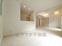 リビングは広々とした設計で、家族が集い、寛ぐ暮らしの空間を演出しています。思い思いの時間を過ごしたり、家族みんなで食事をしたり、素敵な団らんの場になりますね。