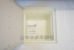 同仕様写真。キッチンに床下収納があります。長期保存ができるもの、調理器具、防災グッズを入れておくのもいいですね。