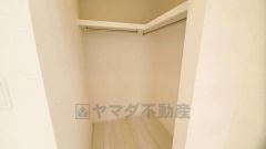 収納力豊富なウォークインクローゼット。洋服や小物などを1箇所にまとめて美しい収納を実現します。スーツケースのような大型の荷物も置けます＾＾