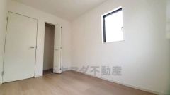 木目調のシンプルデザインで落ち着きと安らぎの空間に仕上げています。各部屋に収納が完備されているので、お荷物が増えても安心の設計です。