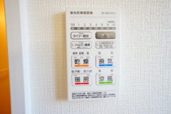 雨の日の洗濯も安心できる浴室暖房乾燥機付き浴室。リモコンで操作もボタン1つで簡単。