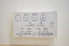 壁リモコンタイプのウォシュレット付き。すっきりした見た目で、トイレ奥の掃除もしやすいです。