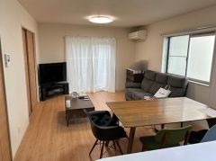 大きな窓のあるリビングは、陽光あふれる明るい空間です。居心地良く、ご家族皆がゆったり寛げる憩いの空間となりそうです。