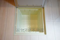 同仕様写真。キッチンにある床下収納は、居住スペースを減らさずに買い置きの調味料や非常食などを保管することができます。