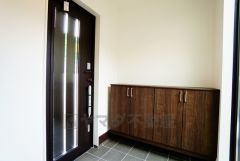 玄関ドアの正面には大きな窓があり、採光も考えられた明るい玄関です。棚の上にお花や写真を飾っても良いですね。