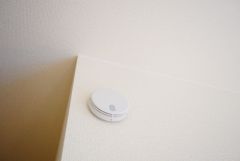 火災報知器が設置されていることで、火災の発生をいち早く感知し、就寝中や留守中でも素早く危険を知らせてくれるため、家族の安全を確保し被害を最小限に抑えられます。