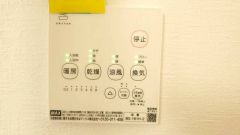浴室暖房乾燥機付き。天候に左右されず、いつでも好きなときに洗濯物を干せるので、仕事や家事で忙しい方に重宝します。