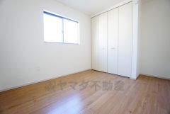 暖かい日差しが差し込む洋室。たっぷり収納できるクローゼット付きでお部屋の中をすっきりと快適に保てます。