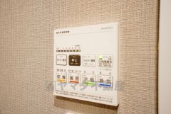 浴室暖房乾燥機付き。天候に左右されず、いつでも好きなときに洗濯物を干せるので、仕事や家事で忙しい方に重宝します。