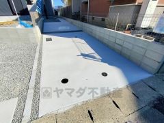 駐車スペースはゆとりある2台分を確保。マイカー用に、お客さま用に、余裕を持ってご利用いただけます。