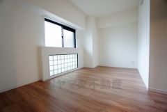 明るい洋室です。ナチュラル色のフローリングで開放的な優しい雰囲気になっています＾＾