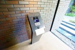 安心と信頼の最前線、24時間365日あなたの暮らしを見守る先進のオートロックシステム。