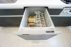 炊事時間を大幅に短縮できる食器洗浄乾燥機付き＾＾食器を洗う手間が減るので家族とのコミュニケーションの時間や自分の時間が増えますね。