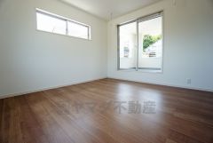 同仕様写真。ご夫婦お二人のプライベートシーンを演出する寝室は、大容量のウォークインクローゼット付き。