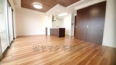 大きな窓のあるリビングは、陽光あふれる明るい空間です。居心地良く、ご家族皆がゆったり寛げる憩いの空間となりそうです。