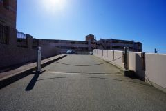 駐車場入り口にはセキュリティ対策の為オート開閉のチェーンロープを完備しております。車の防犯対策も良いです。お車の安全も守れます。