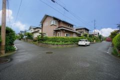 前面道路は広く、車同士がすれ違うスペースが十分にあります。落ち着いた住宅地内で快適な生活を実現してみませんか＾＾