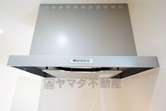 同仕様写真。お手入れが簡単なスリム型レンジフードです。調理により発生する油煙や臭いを吸い込み、屋外へ排気してくれます。