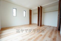 寛ぎの時間を紡ぎだす主寝室は、大型ベッドを置いても余裕の広さを確保しています。
