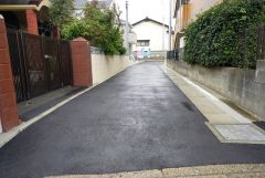 共有通路。住人以外の車の進入も少なく、小さなお子様を持つご家庭にも安心です。