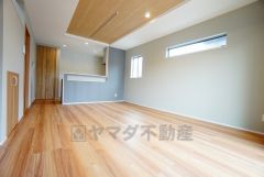 リビングは広々とした設計で、家族が集い、寛ぐ暮らしの空間を演出しています。思い思いの時間を過ごしたり、家族みんなで食事をしたり、素敵な団らんの場になりますね。