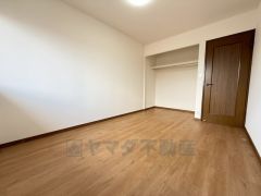 住む人のこだわりを活かす洋室。日当たりがよく、寝室としての利用もおすすめ。広めのクローゼットには荷物をすっきり片付けられ、ゆとりのある暮らしが出来ます＾＾