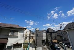 住宅地ですが隣家との高さを変えてバルコニーを設置しているので景色を楽しめるようになっています。また南東向きで陽射しも確保しています。