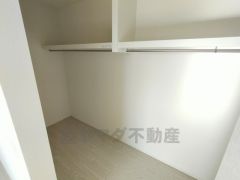 季節物の衣類もスッキリ収納できるウォークインクローゼット。クローゼット内で洋服のコーディネートから着替えまで中で出来るので、部屋が散らかりにくいです。