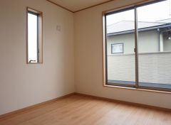 同仕様写真。寛ぎの時間を紡ぎだす主寝室は、大型ベッドを置いても余裕の広さを確保しています。