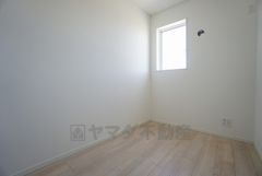 同仕様写真。収納や書斎、ワークスペースなど多用途に活用できる便利なサービスルーム。季節物の収納はもちろん、在宅ワークや趣味のスペースとしても使えるため、ライフスタイルに合わせて自由にお使いいただけます