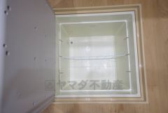 キッチンにある床下収納は、居住スペースを減らさずに買い置きの調味料や非常食などを保管することができます。