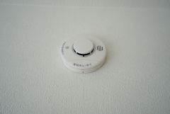 同仕様写真。火災報知器が設置されていることで、火災の発生をいち早く感知し、就寝中や留守中でも素早く危険を知らせてくれるため、家族の安全を確保し被害を最小限に抑えられます。
