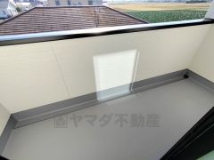 陽当たりの良いバルコニーです。お洗濯やお布団干しはもちろん、日光浴スペースにも。足元は防水工事施工済です。