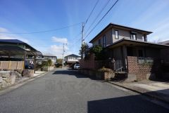 前面道路は広く、車同士がすれ違うスペースが十分にあります。落ち着いた住宅地内で快適な生活を実現してみませんか＾＾